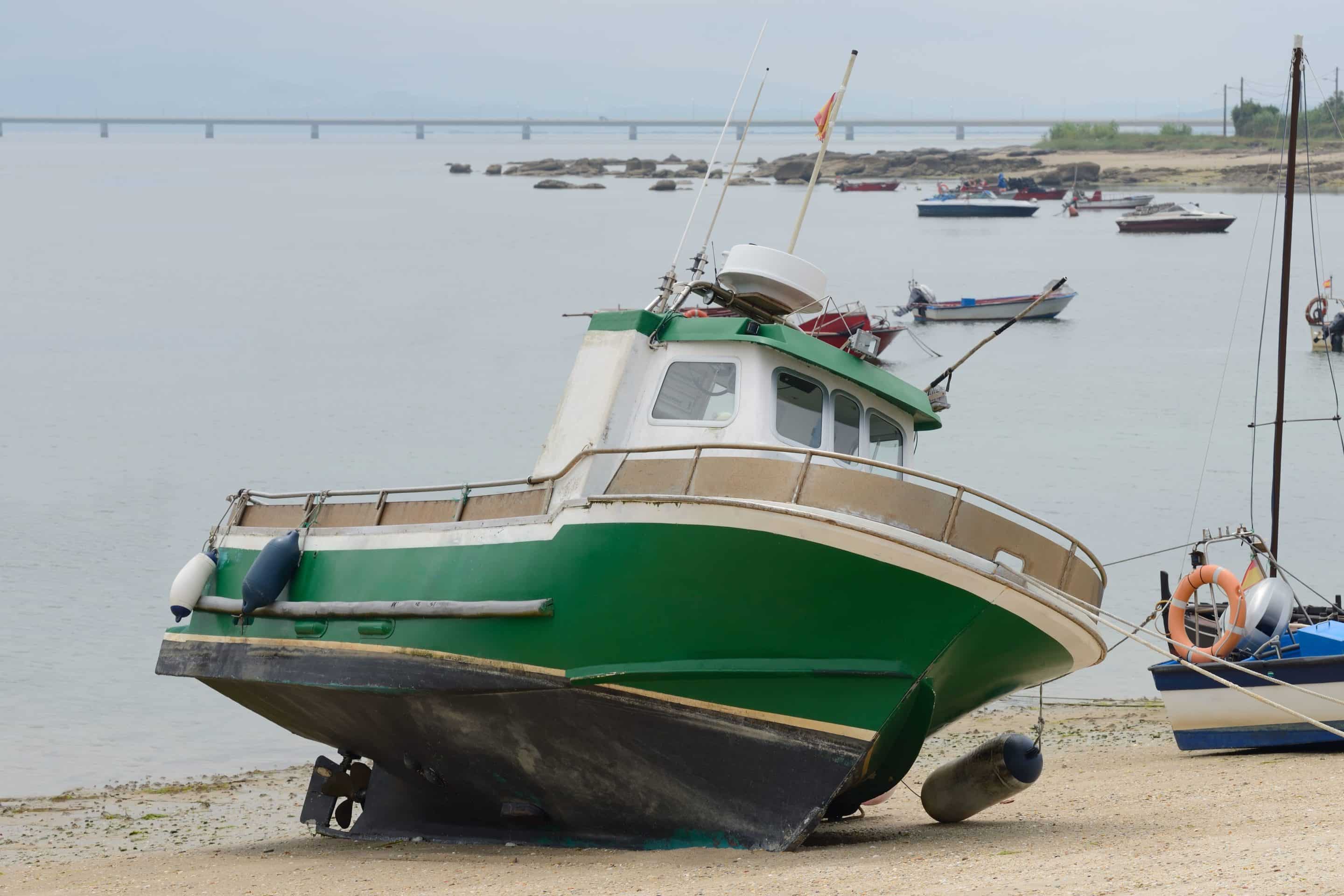 les bateaux avec la coque verte dont les restes de peinture servaient à peindre les volets verts de l'île de ré